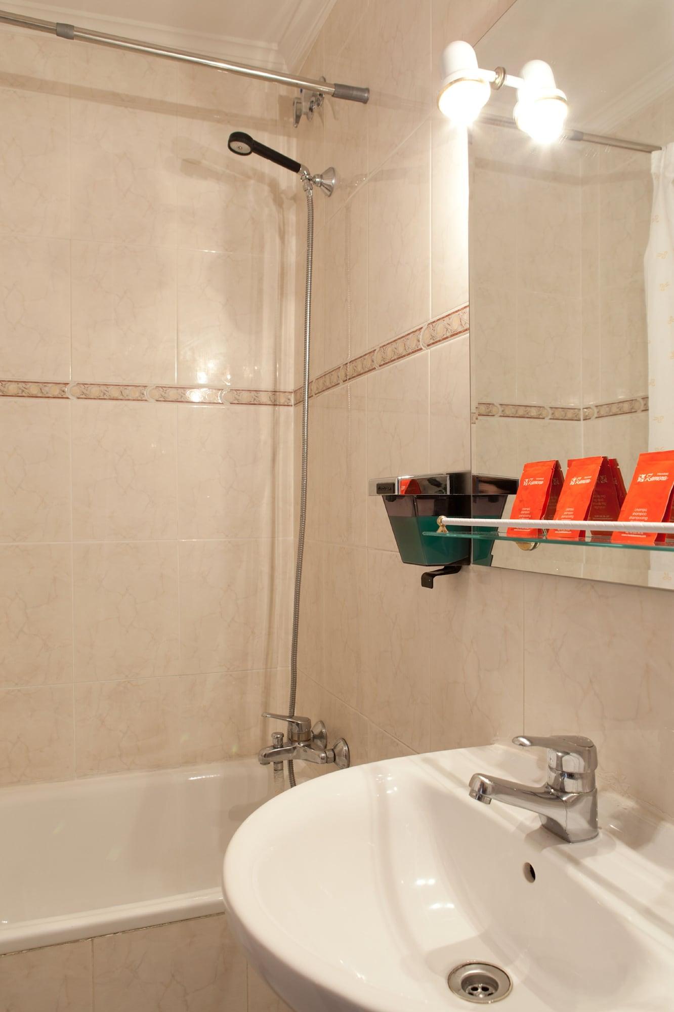 Hostal Zamora Madrid Luaran gambar