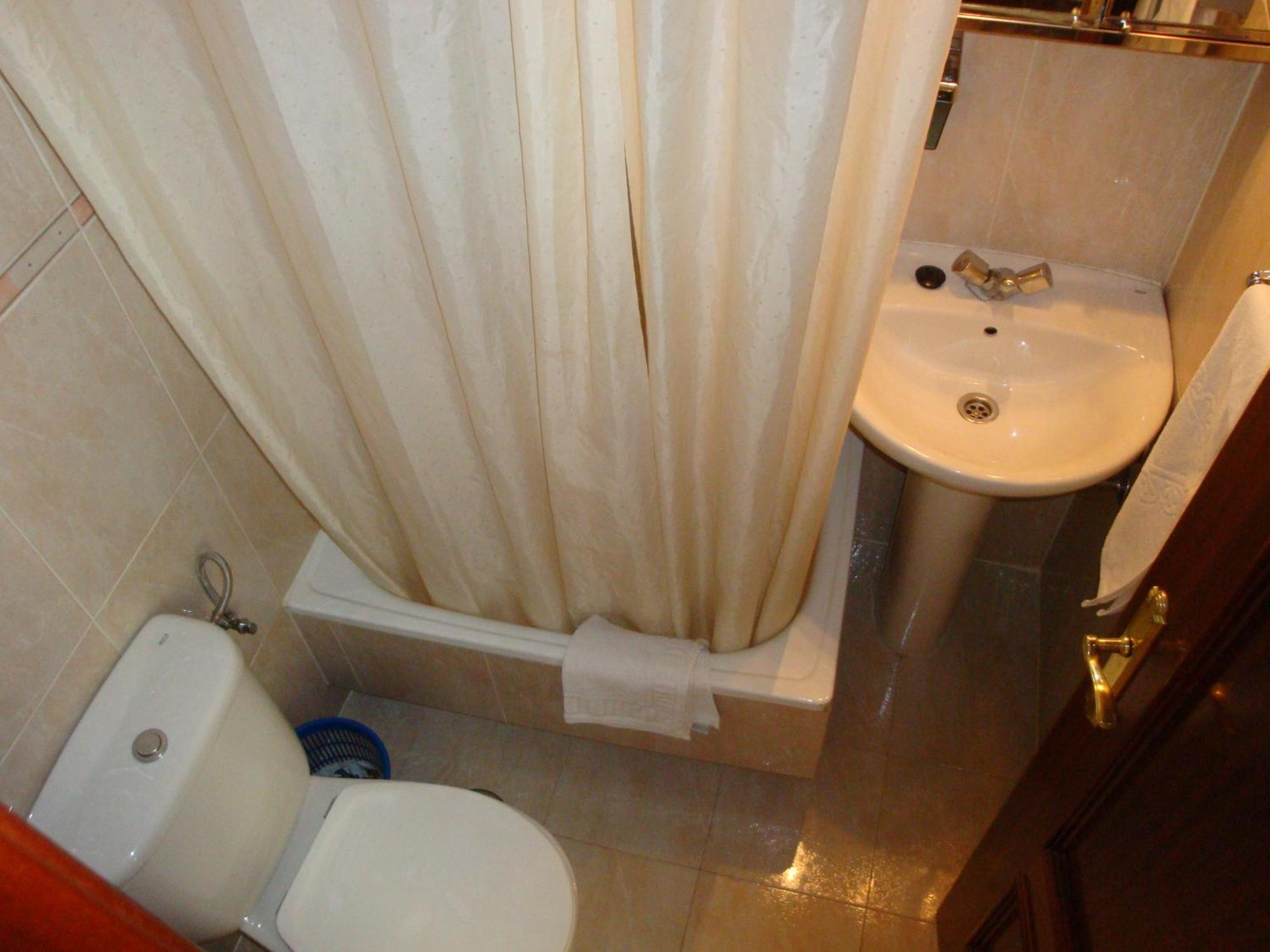 Hostal Zamora Madrid Luaran gambar